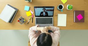 Pencari kerja mengikuti kursus online dan belajar keterampilan profesional