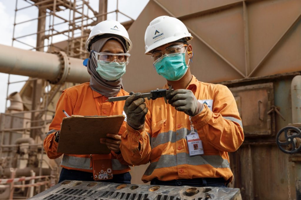 Supervisor melakukan evaluasi kualitas pekerjaan berdasarkan prosedur standar