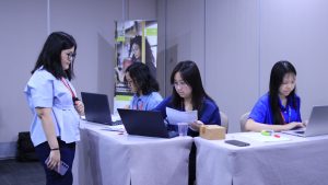 Peserta magang menjalankan tugas kerja nyata di lingkungan perusahaan
