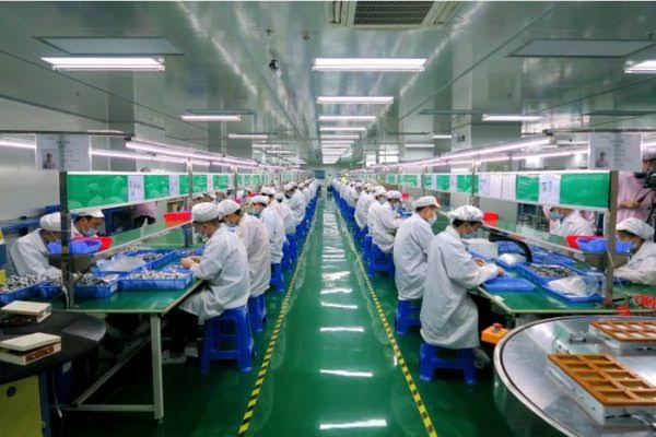 Lingkungan kerja industri yang tertata rapi dan aman untuk aktivitas produksi
