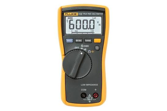 Teknisi menggunakan multimeter untuk mengukur tegangan arus dan hambatan listrik
