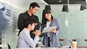 Karyawan membangun komunikasi positif dan kerja sama tim di lingkungan kerja