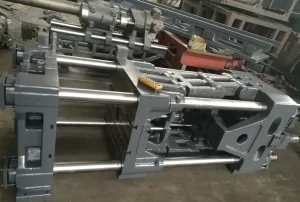 Clamping unit mesin molding yang membuka dan menutup mold