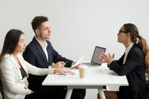 Recruiter melakukan wawancara kerja dengan kandidat secara profesional