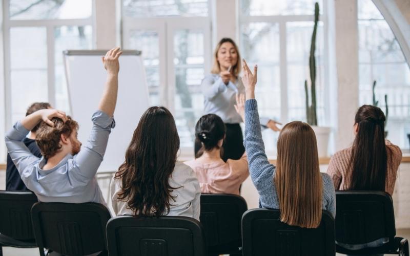 Karyawan baru mempelajari instruksi kerja saat proses training