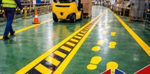 Forklift melintas di jalur khusus dalam gudang perusahaan