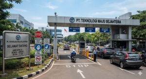 Gerbang perusahaan dengan berbagai rambu lalu lintas dan petunjuk kendaraan