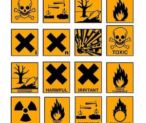 Label simbol bahan kimia berbahaya pada drum penyimpanan di gudang