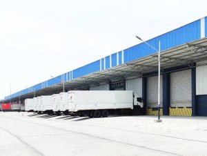 Area loading dock untuk proses bongkar muat truk logistik
