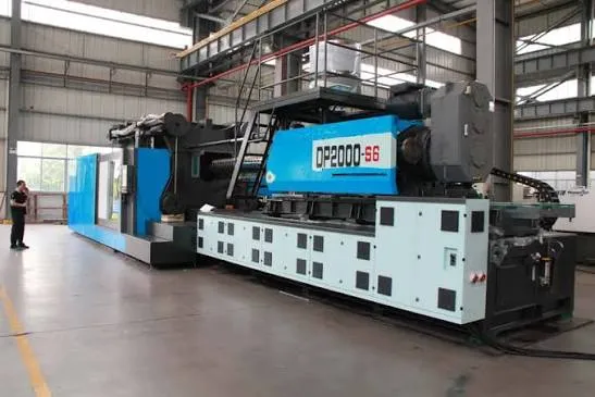 Mesin injection molding digunakan untuk membentuk produk plastik melalui cetakan