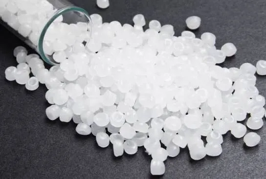 Material polyethylene PE berbentuk pellet plastik yang digunakan dalam proses manufaktur