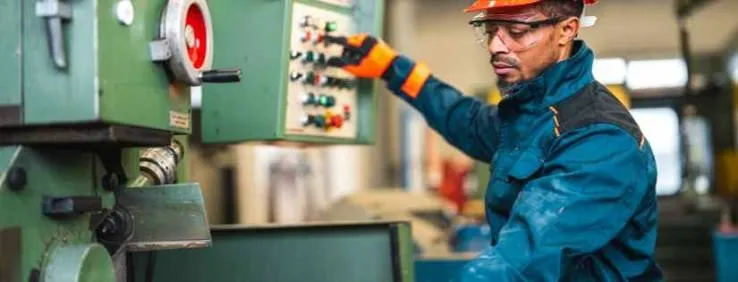 Operator memeriksa kondisi mesin produksi sebelum digunakan