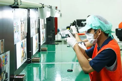 Operator melakukan pemeriksaan kualitas produk hasil produksi